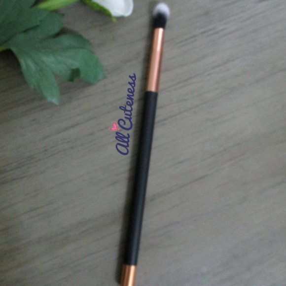 🎀 (NWOT) Eye Blending Brush - Picture 4 of 4